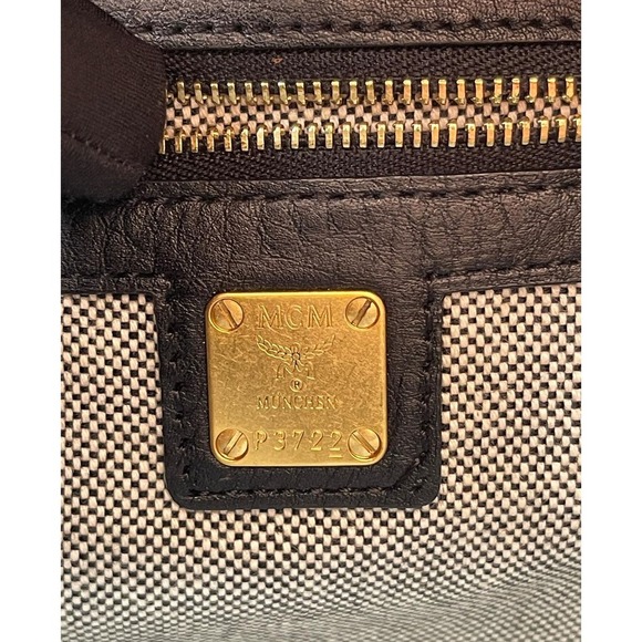 Authentic MCM
Snakeskin Crossbody Bag - Picture 2 of 7